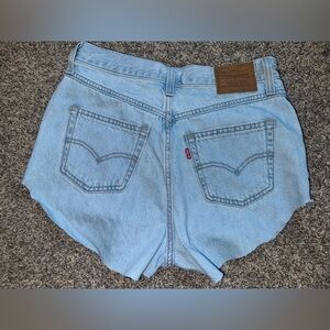 Levi’s red tag cut-off 80’s mom jean shorts W28